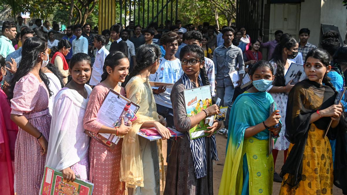 AP SSC 2026: ఏపీ టెన్త్ విద్యార్థులకు గుడ్ న్యూస్.. టీచర్లకు  భారీ జరిమానా!