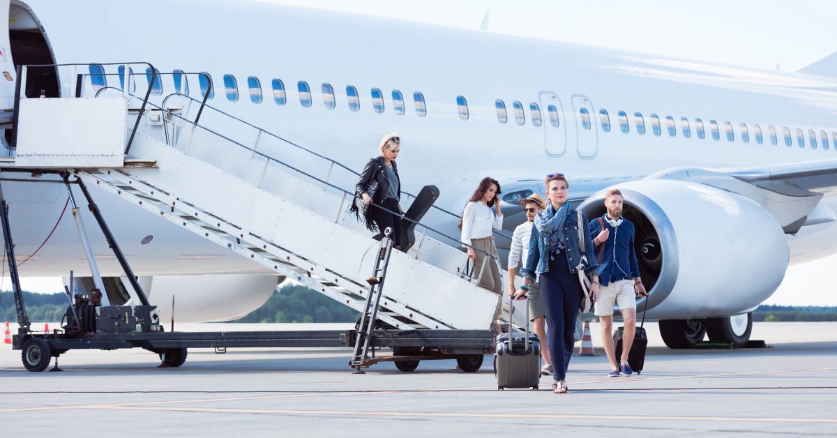 Flight: విమానం ఎప్పుడూ ఎడమ వైపు నుంచే ఎందుకు ఎక్కుతాం? దీని వెనుక ఉన్న వెయ్యి ఏళ్ల నాటి రహస్యం!