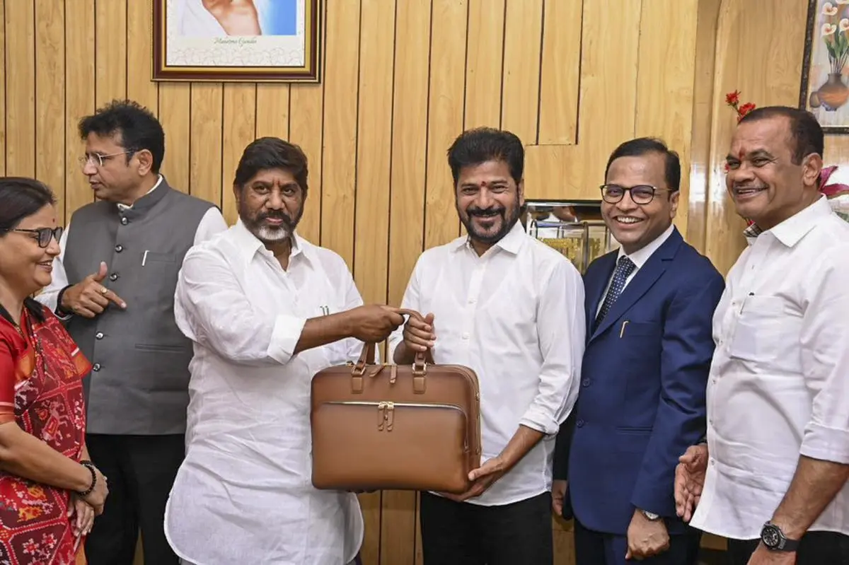 Telangana Budget 2026: ఆరు గ్యారంటీలకు పెద్దపీట.. అసెంబ్లీలో రేపు బడ్జెట్ ప్రవేశపెట్టనున్న భట్టి విక్రమార్క.!