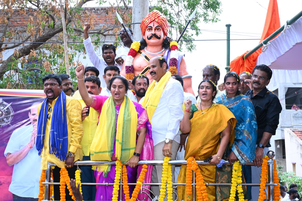 Nuzvid News: నూజివీడులో వడ్డే ఓబన్న విగ్రహావిష్కరణ...బీసీల రక్షణకు కూటమి ప్రభుత్వం కట్టుబడి ఉంది - మంత్రి సవిత