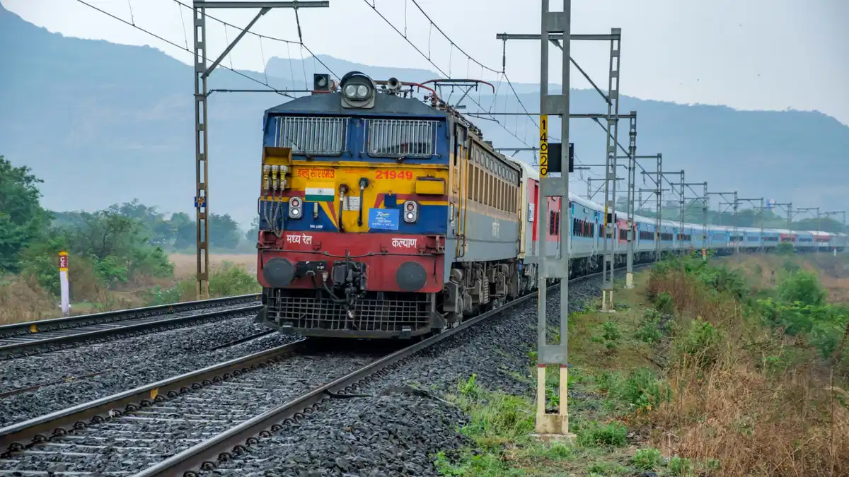 Indian Railways: రైలు ప్రయాణికులకు షాక్! పెరిగిన టిక్కెట్ రద్దు ఛార్జీలు.. కొత్త రేట్లు ఇవే!