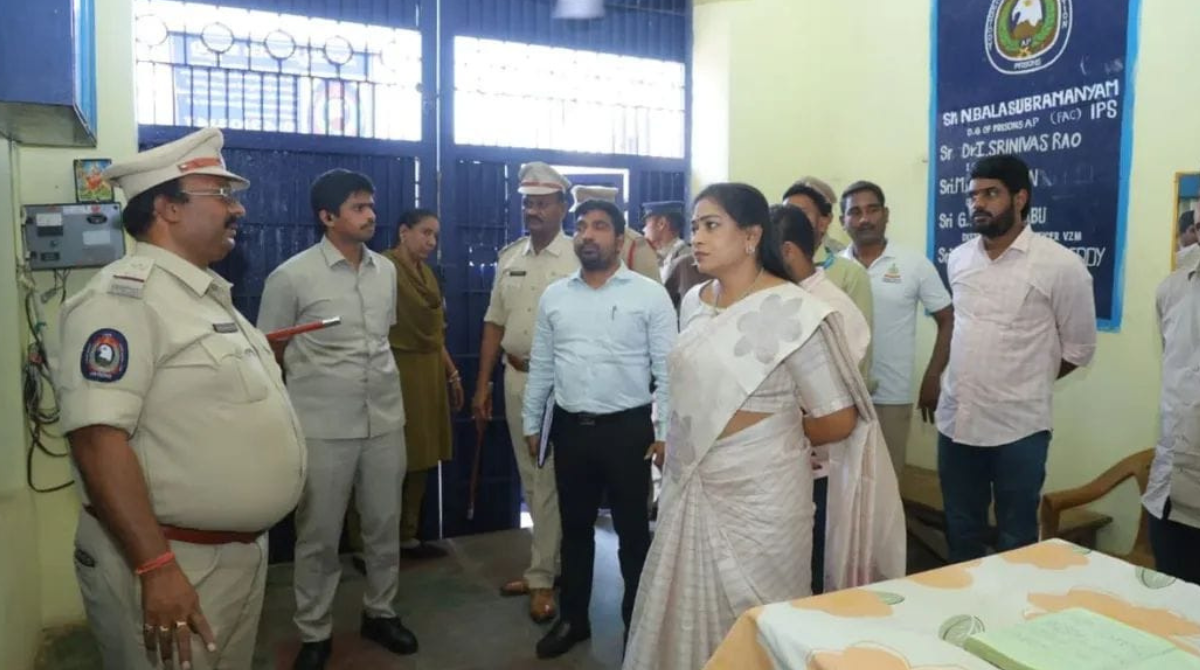 Anitha Surprise Inspection: విజయనగరం జిల్లాలో హోం మంత్రి అనిత మెరుపు తనిఖీలు.. సబ్ జైల్, రూరల్ పీఎస్‌లో ఆకస్మిక తనిఖీ..!!