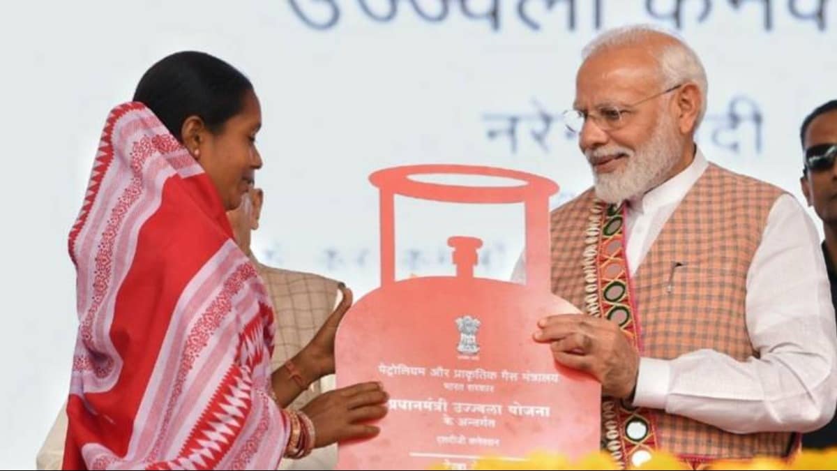 PM Ujjwala Yojana: ఉజ్వల గ్యాస్ వినియోగదారులకు కేంద్రం అలర్ట్: రూ.300 సబ్సిడీ కావాలంటే ఈ పని తప్పనిసరి!