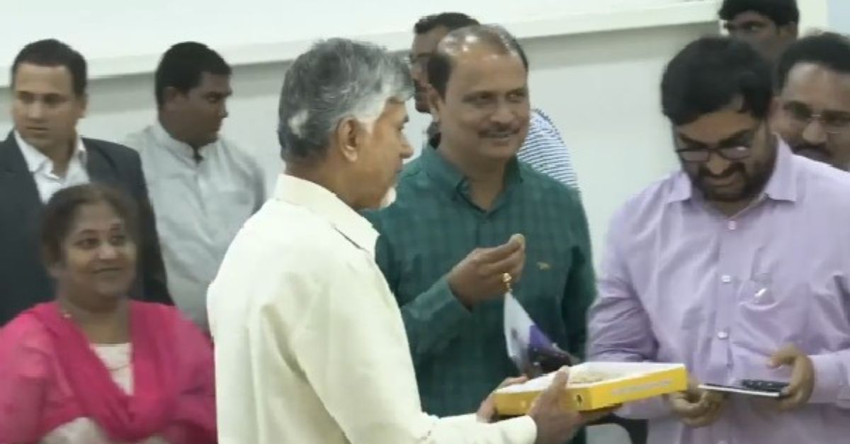 Chandrababu: మీడియా ప్రతినిధులకు స్వయంగా స్వీట్లు పంచిన చంద్రబాబు! వైరల్ అవుతున్న వీడియో..