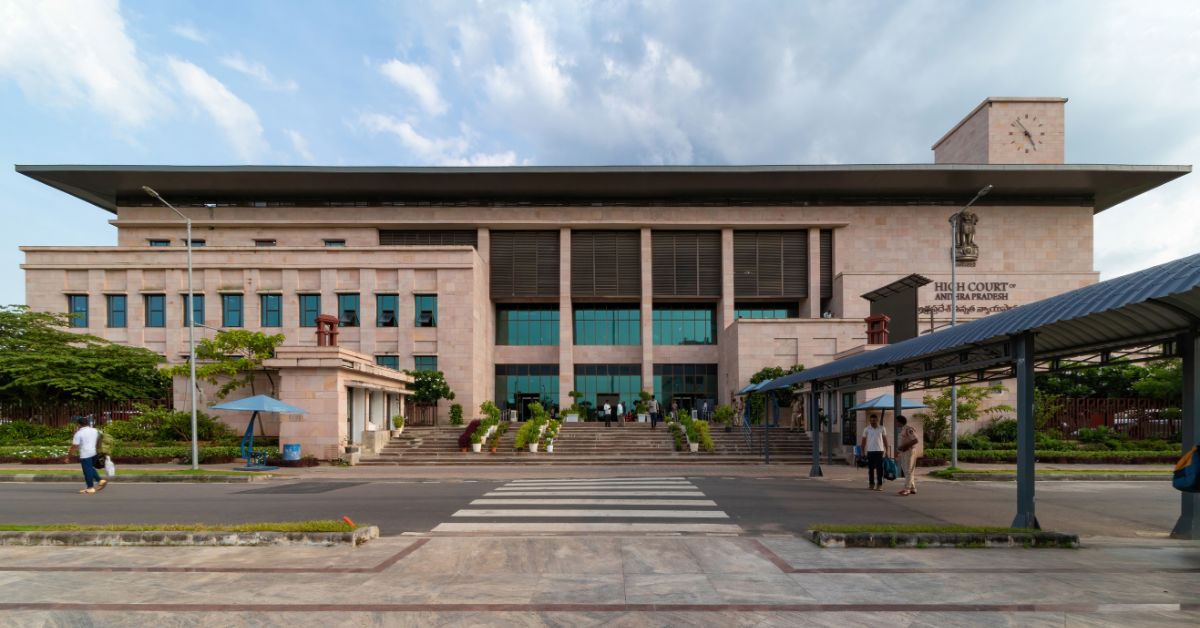 AP HighCourt: విదేశాలకు వెళ్లిన అర్చకులకు గర్భాలయ ప్రవేశం నిషిద్ధం.. హైకోర్టు కీలక ఆదేశాలు.!