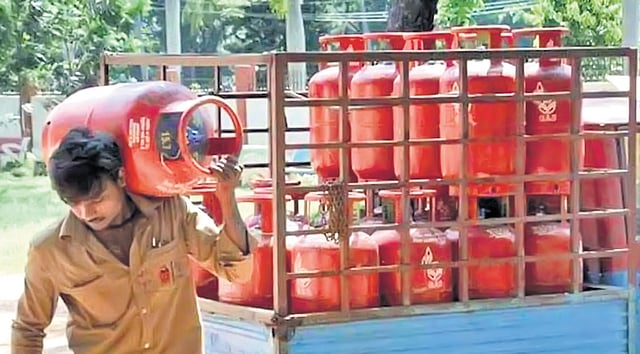 AP Gas News: బుకింగ్ చేసిన రెండ్రోజులకే ఇంటికి గ్యాస్.. ఏపీ సర్కార్ యాక్షన్ ప్లాన్ అదిరింది!