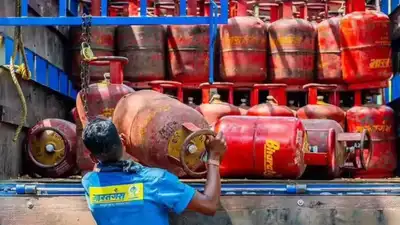 LPG Gas Cylinder: ఇక ఆధార్ ఉంటే చాలు.. వలస కార్మికులకు వెంటనే గ్యాస్ కనెక్షన్ ఇచ్చేలా కేంద్రం కొత్త రూల్స్!