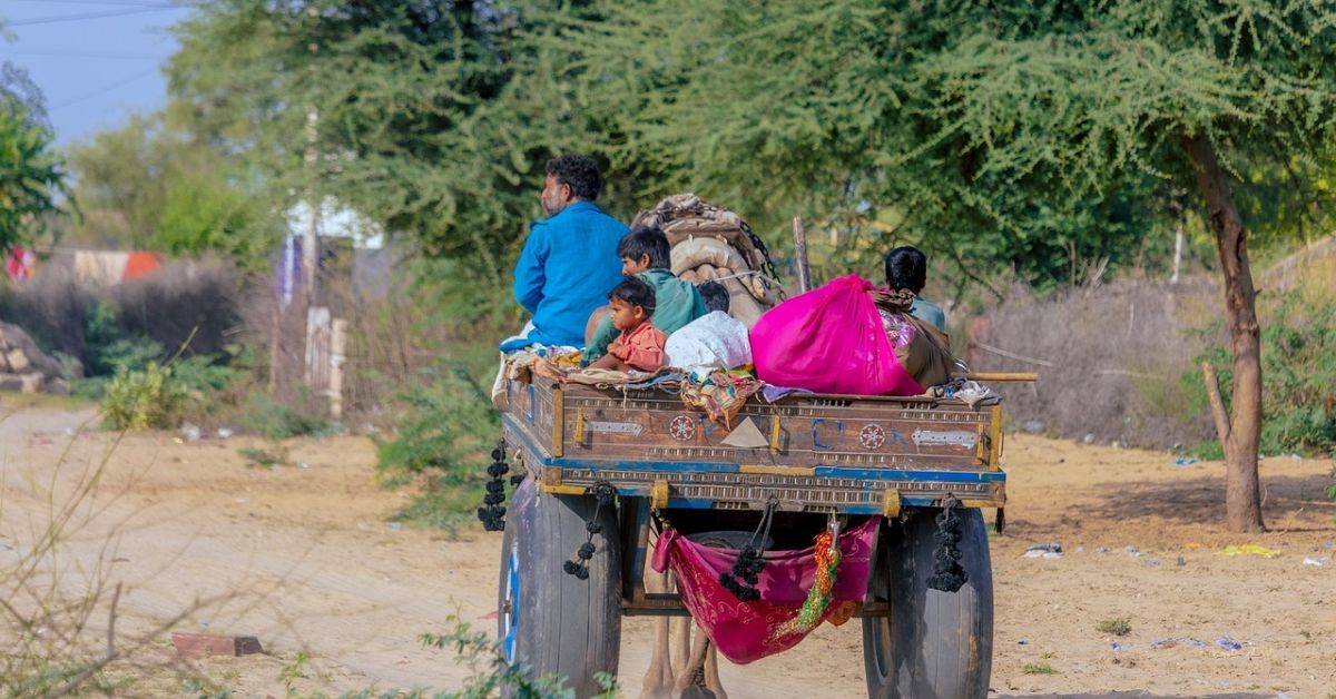 Village fines: ఆ ఊరిలో బూతులు తిడితే జరిమానా.. లేదంటే ఊడ్చాల్సిందే.! ప్రశాంత పల్లె.. పద్ధతైన మాట..