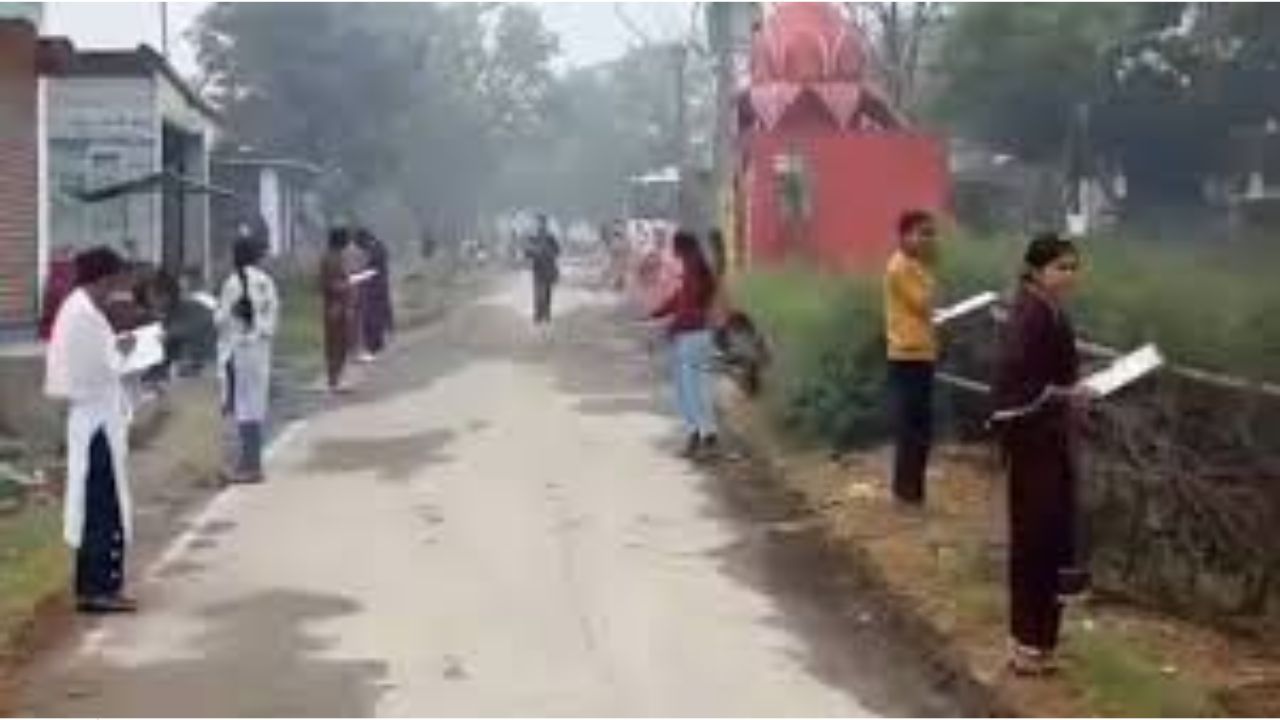 Bihar: బీహార్‌లో వింత పరీక్ష! క్లాస్ రూమ్ కాదు.. రోడ్డు పక్కనే కూర్చుని...!