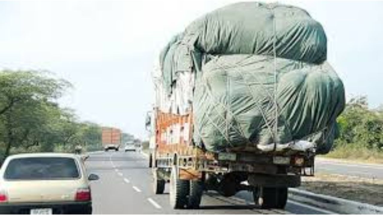 Road Safety: జాతీయ రహదారులపై ఓవర్‌లోడ్ వాహనాలకు చెక్.. ఏప్రిల్ 15 నుంచి కొత్త రూల్స్!