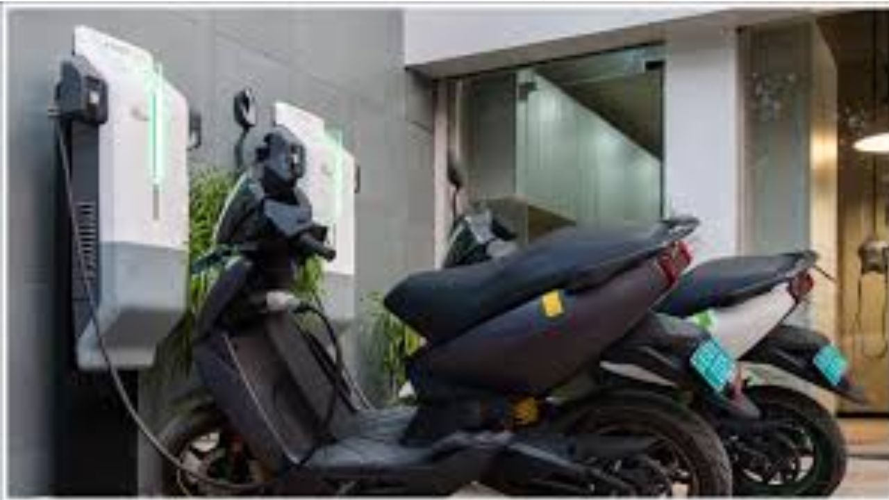 Electric Scooter: లాంగ్ జర్నీ ప్రియులకు గుడ్ న్యూస్.. ఛార్జింగ్ టెన్షన్ లేని ఎలక్ట్రిక్ స్కూటర్!