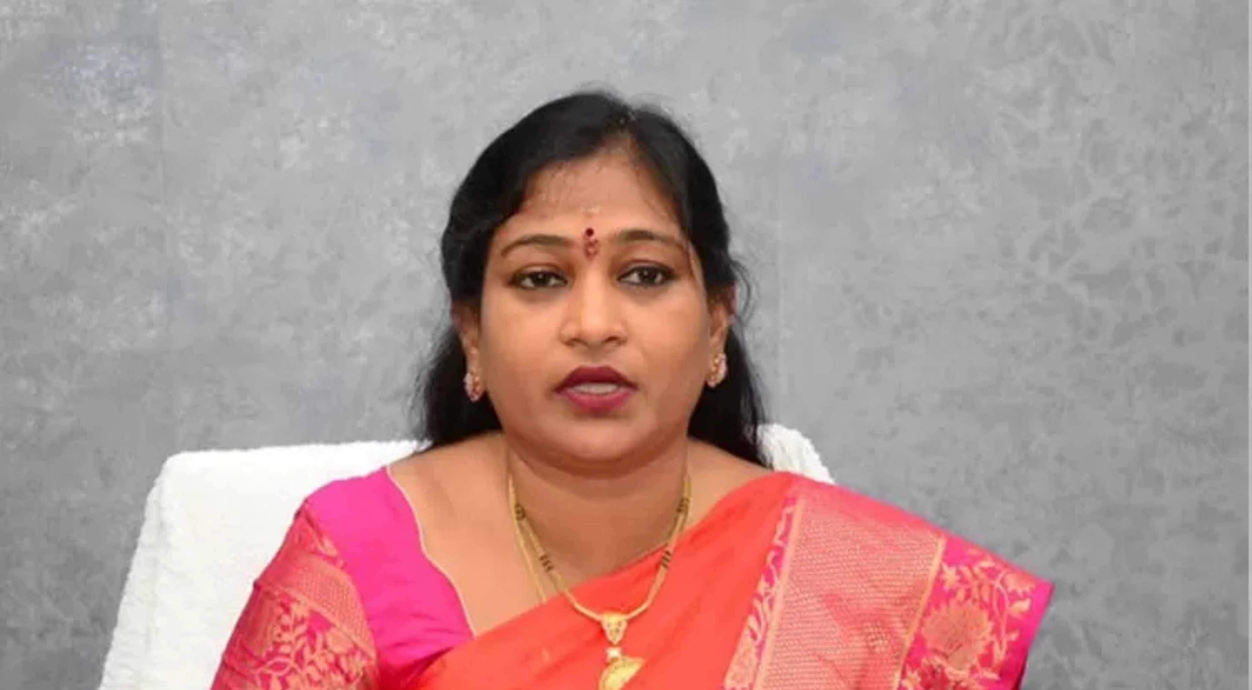 Vangalapudi Anitha: పాయకరావుపేటలో అన్నా క్యాంటిన్ ప్రారంభం.. ప్రజలతో కలిసి భోజనం చేసిన హోంమంత్రి అనిత!