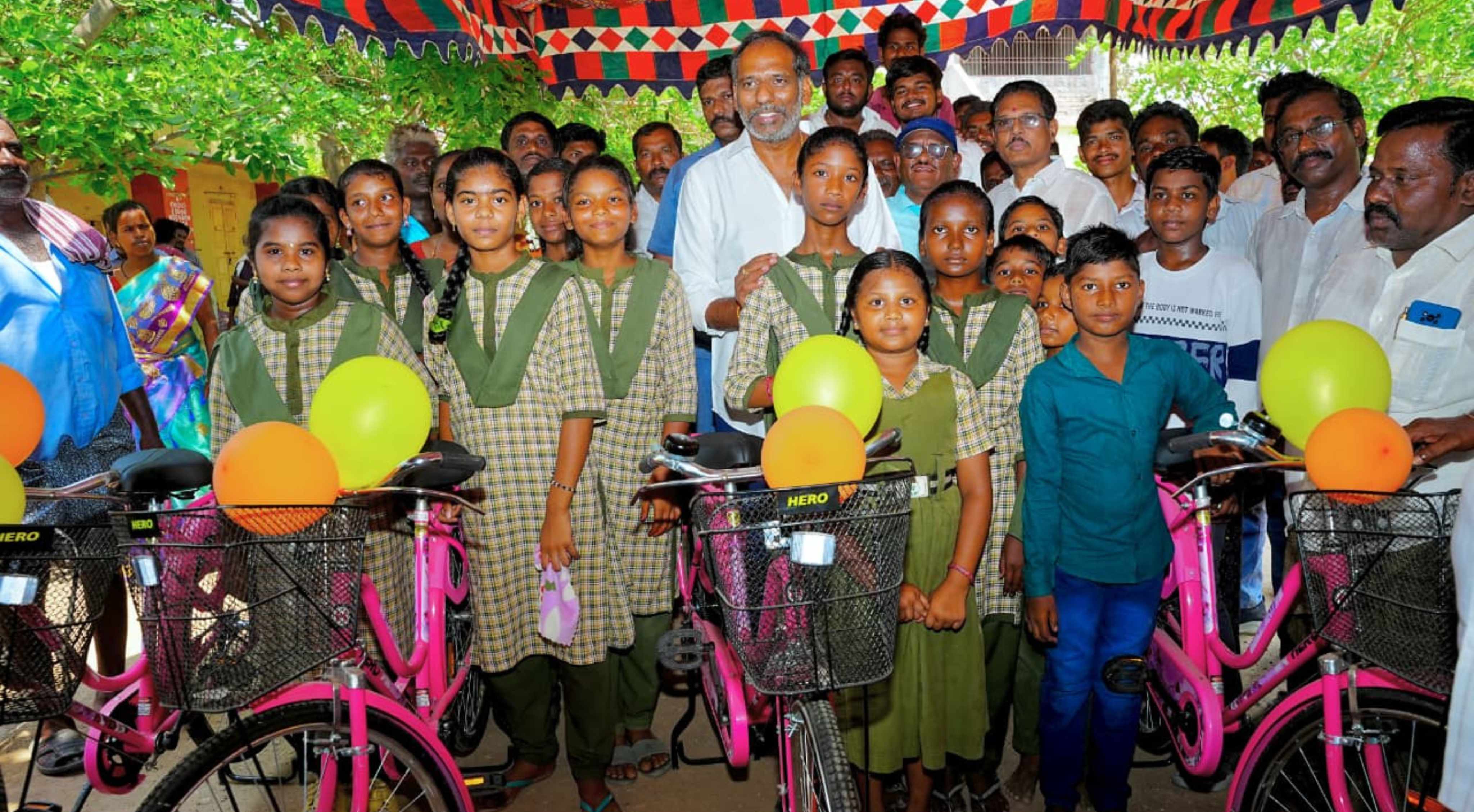 Government Schools: ప్ర‌భుత్వ పాఠ‌శాల‌ల్లో పిల్లలకు ఉచితంగా సైకిల్లు పంపిణీ.. దాతల సహకారంతో!