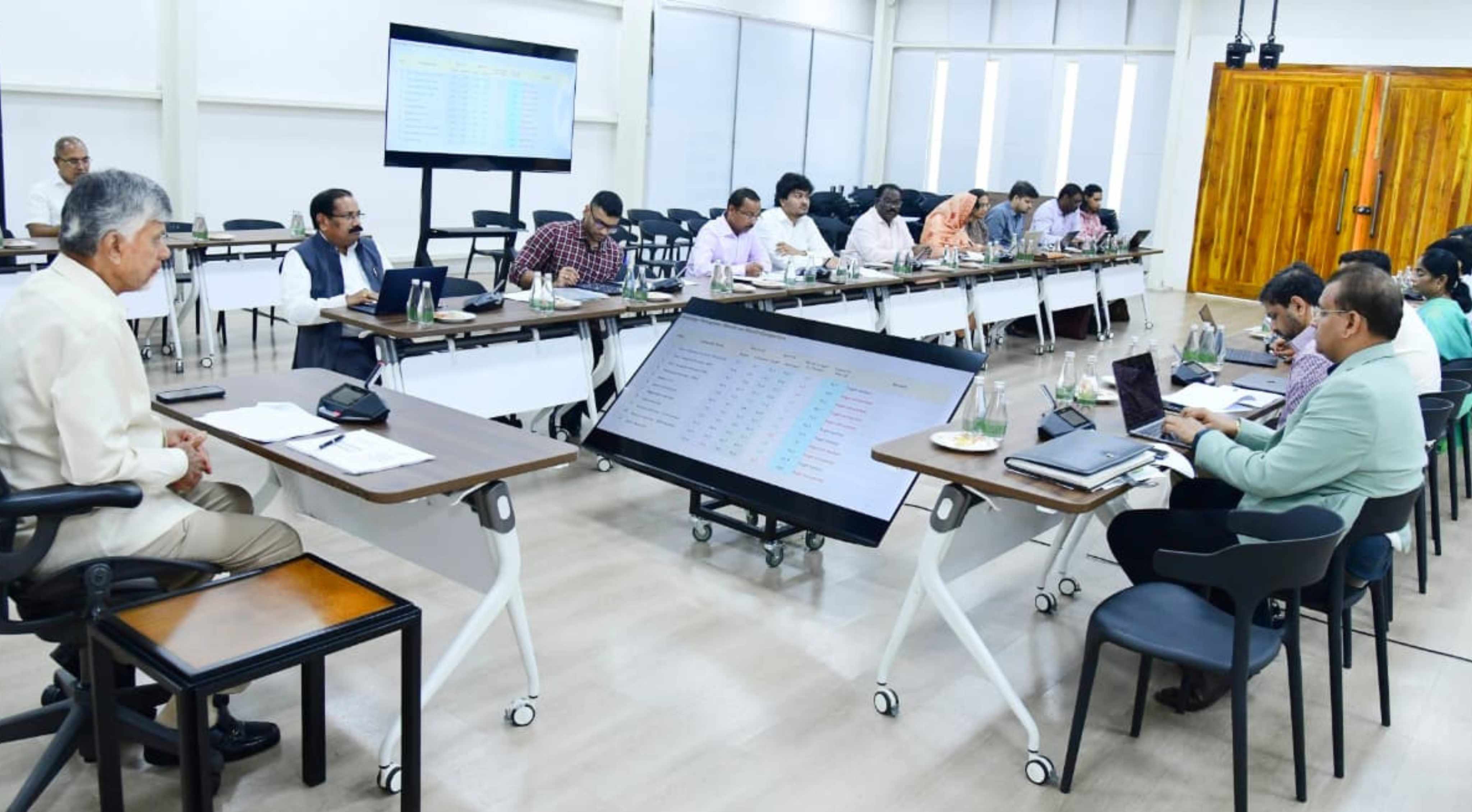 Chandrababu: డిసెంబర్ నాటికి అన్ని ప్రభుత్వ సేవలు ఆన్‌లైన్‌లోకి: సీఎం చంద్రబాబు!