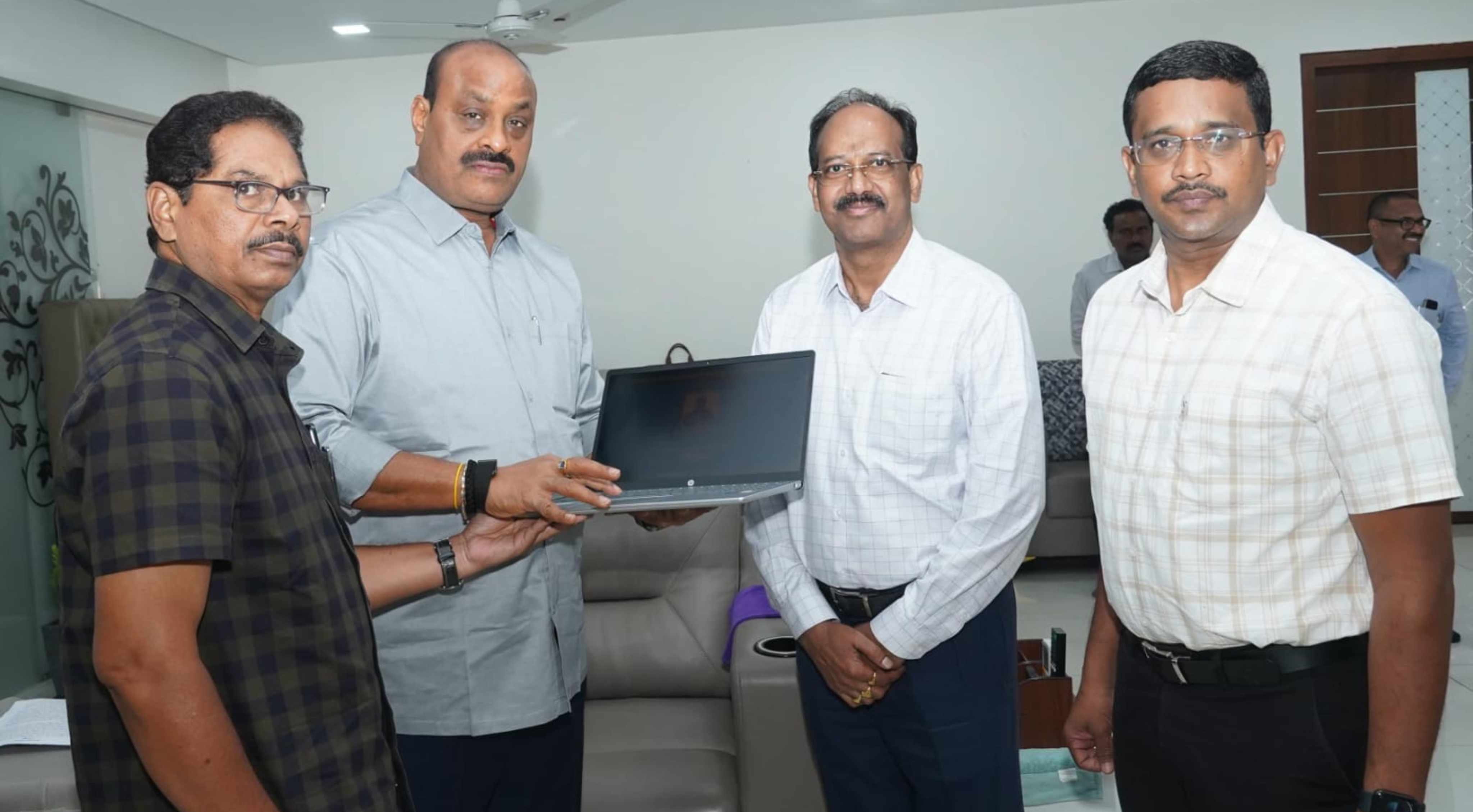 Farmers: రైతులకు శాస్త్రీయ మార్గదర్శకంగా “పశుసంవర్ధక మార్గదర్శిని” ప్రారంభం