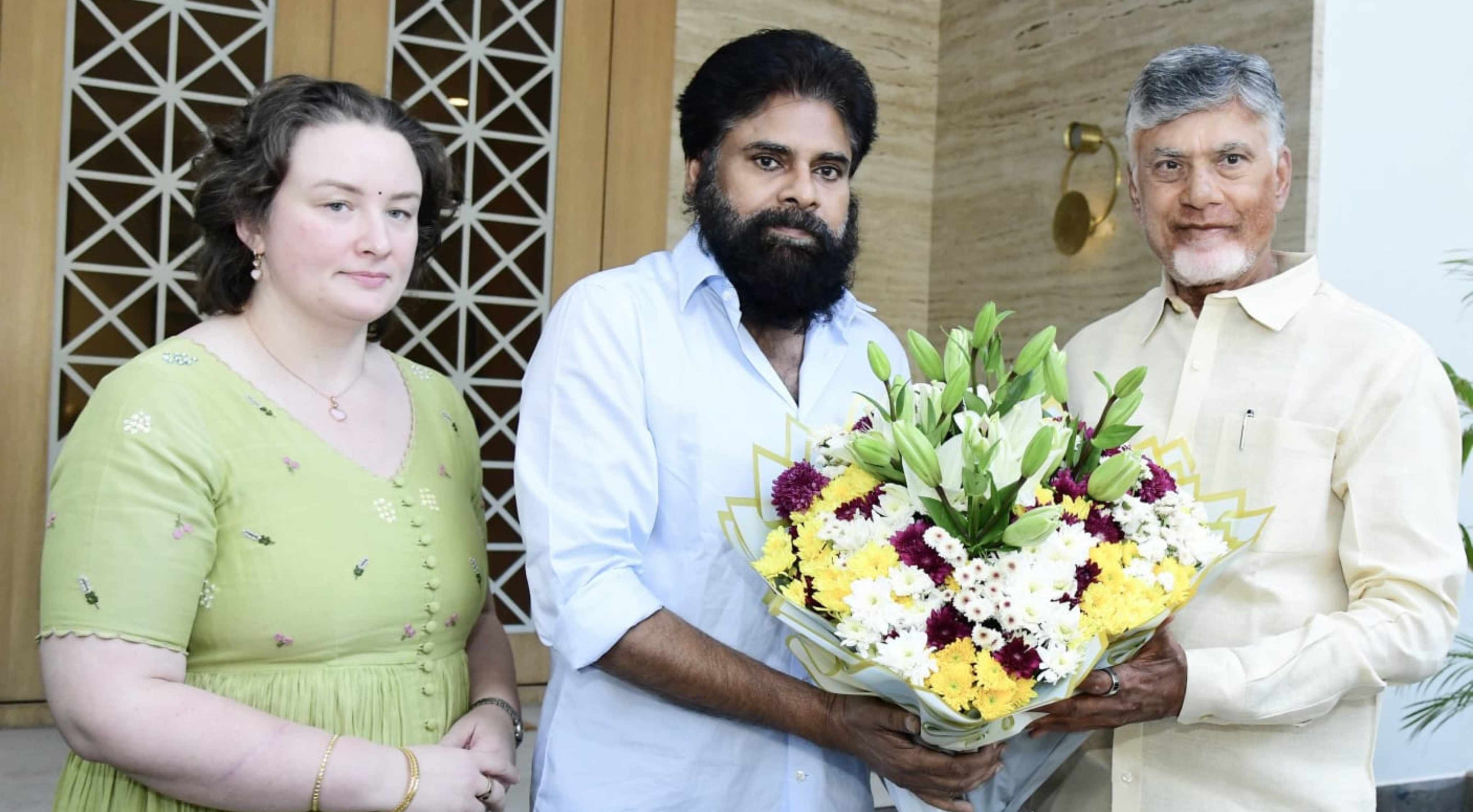 Chandrababu: డిప్యూటీ సీఎం పవన్ కళ్యాణ్‌ను పరామర్శించిన సీఎం చంద్రబాబు!