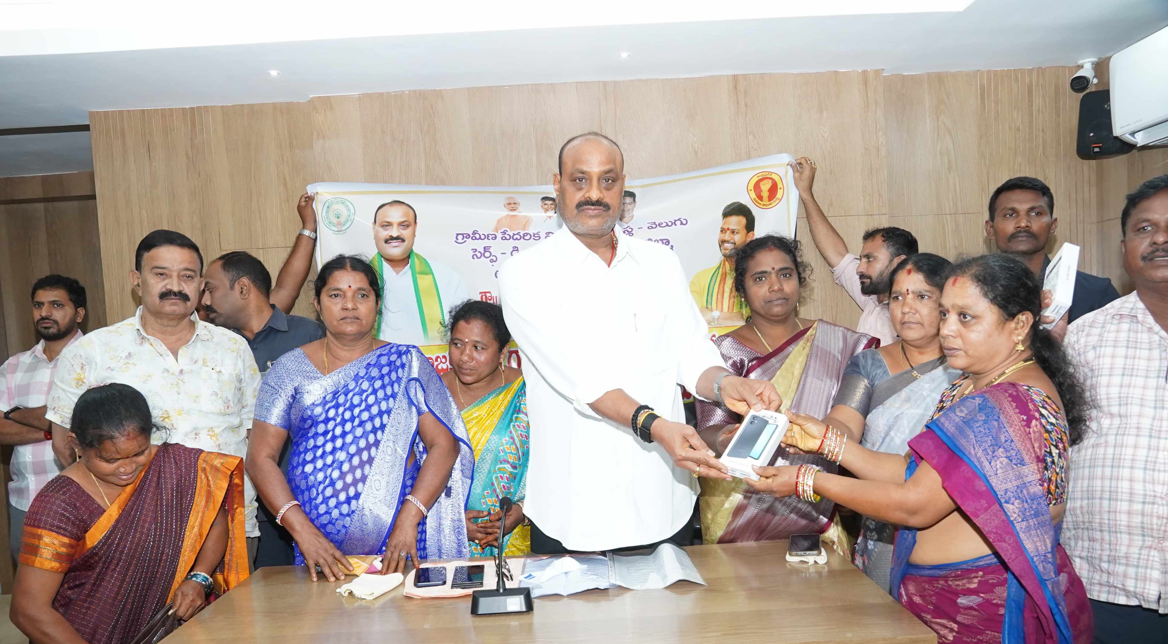 Atchennaidu: డ్వాక్రాతో గ్రామీణ అభివృద్ధికి డిజిటల్ దిశలో కీలక అడుగు.. VOAలకు 5జీ ఫోన్ల పంపిణీ!