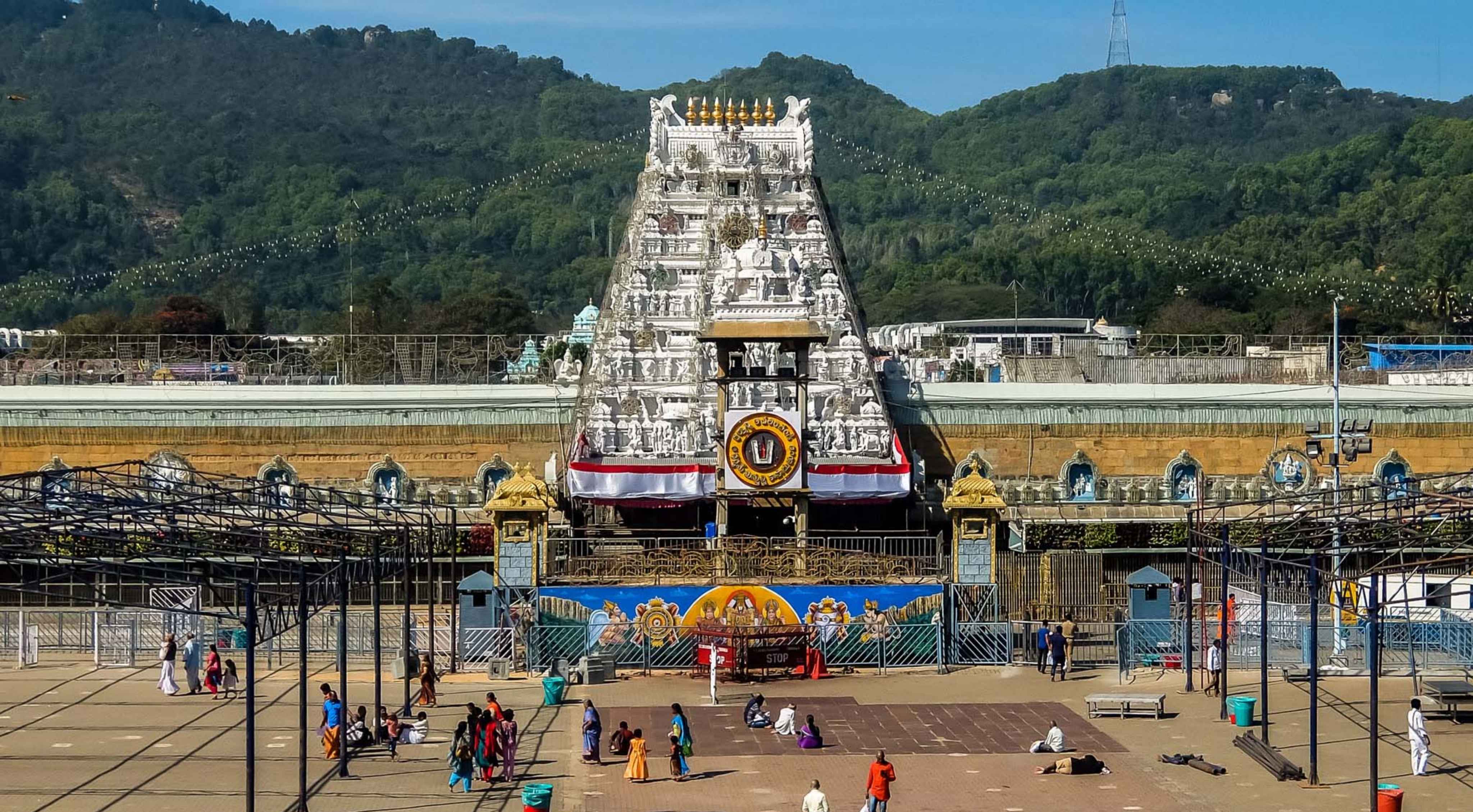 Tirumala: తిరుమలలో భక్తుల తగ్గిన రద్దీ.. దర్శనానికి 10 కంపార్ట్‌మెంట్‌లలో భక్తులు!