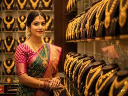 Gold Rates: పసిడి ప్రియులకు శుభవార్త: ఒక్కరోజే భారీగా తగ్గిన బంగారం ధర.. తులం ఎంతంటే?