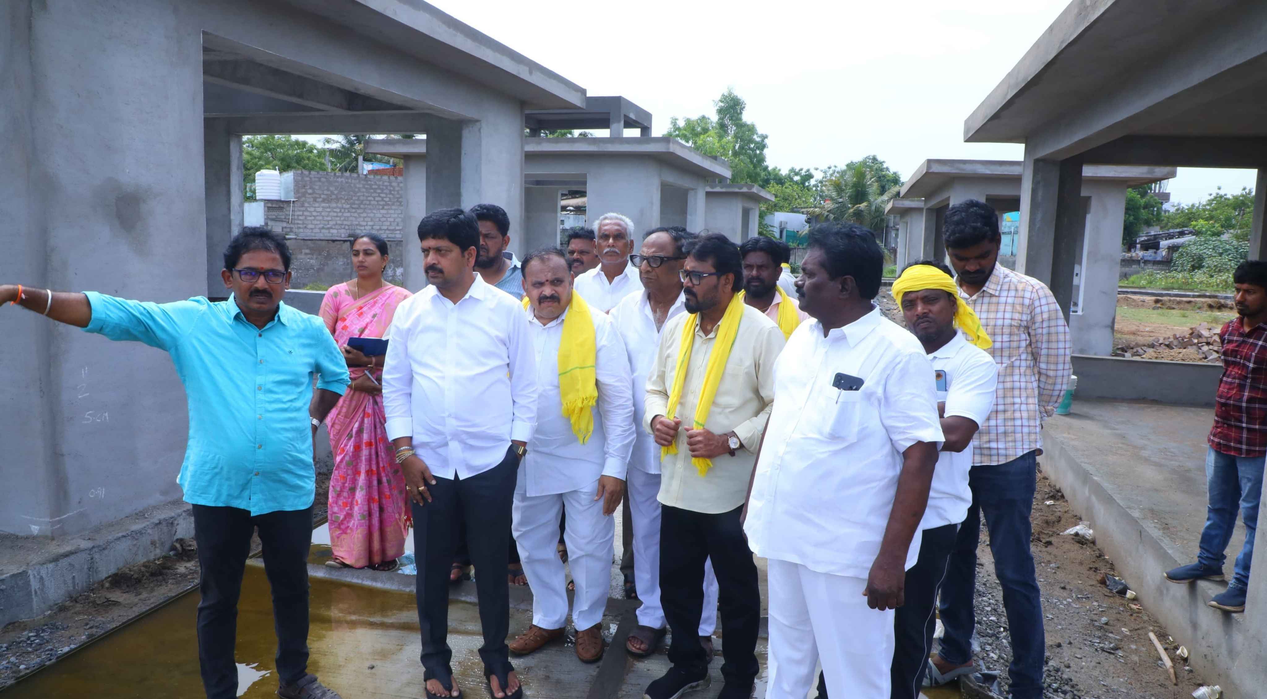 Kollu Ravindra: మచిలీపట్నం శ్మశాన వాటికకు ఆధునిక రూపు.. అభివృద్ధి పనులను పరిశీలించిన మంత్రి కొల్లు రవీంద్ర!