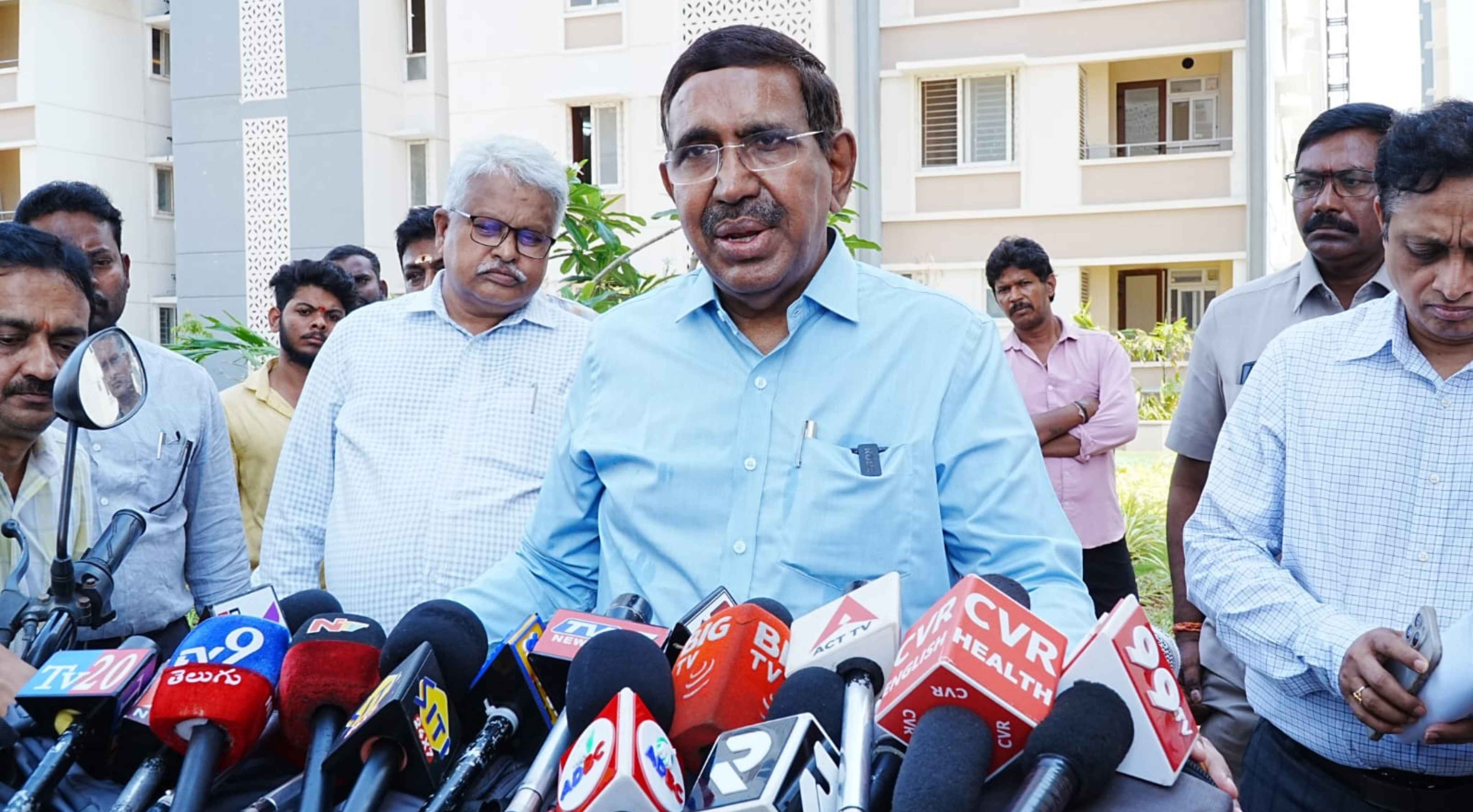Minister Narayana: అమరావతిలో వేగంగా కొనసాగుతున్న నిర్మాణ పనులు.. ఎమ్మెల్యే, ఎమ్మెల్సీ క్వార్టర్లను పరిశీలించిన మంత్రి నారాయణ!