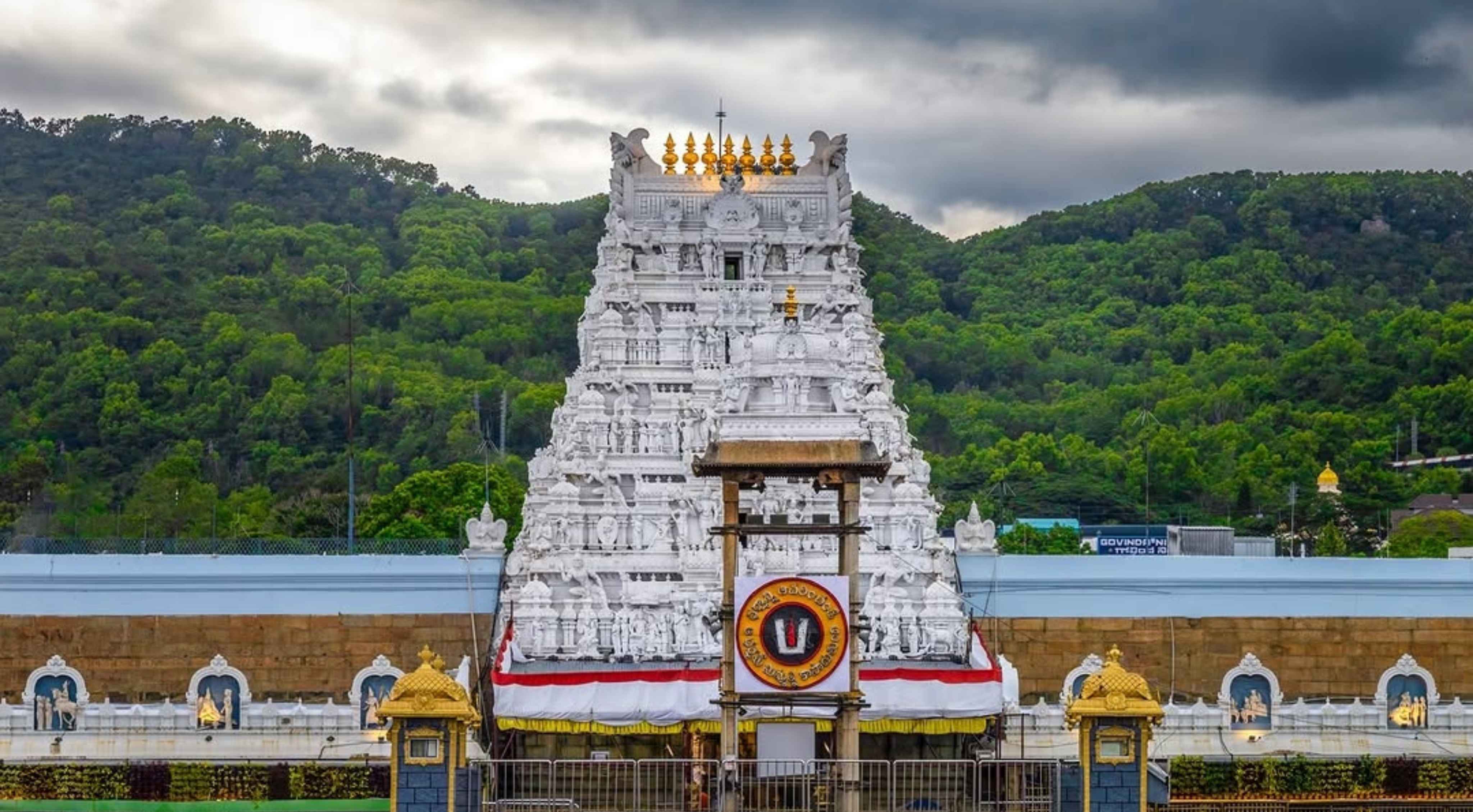 Tirumala: తిరుమలలో భక్తుల భారీ రద్దీ.. సర్వదర్శనానికి 24 గంటల సమయం!