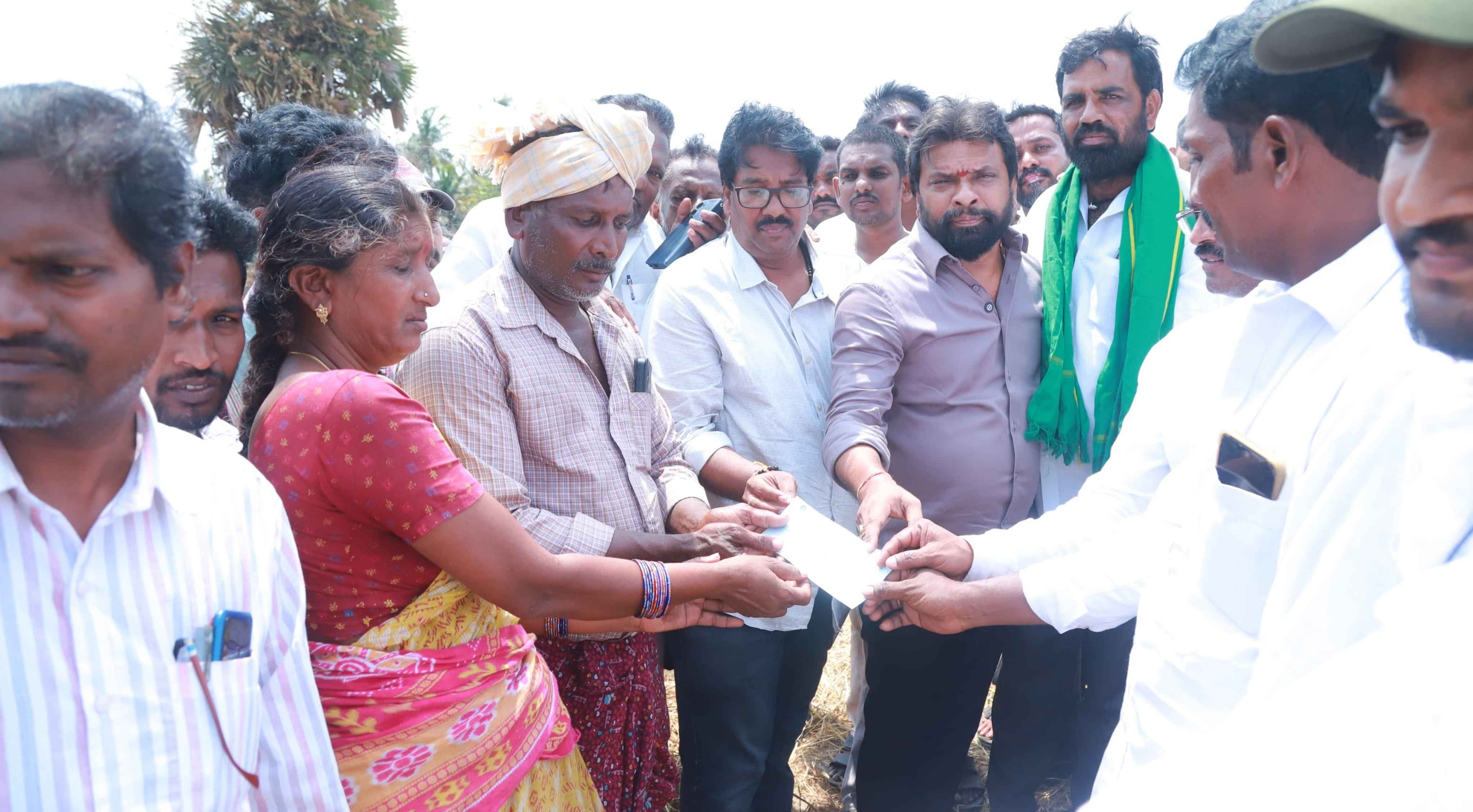 Vasamsetti Subhash: అగ్నిప్రమాద బాధిత కౌలు రైతుకు మంత్రి వాసంశెట్టి సుభాష్ అండ! రూ.20 వేల సాయం!