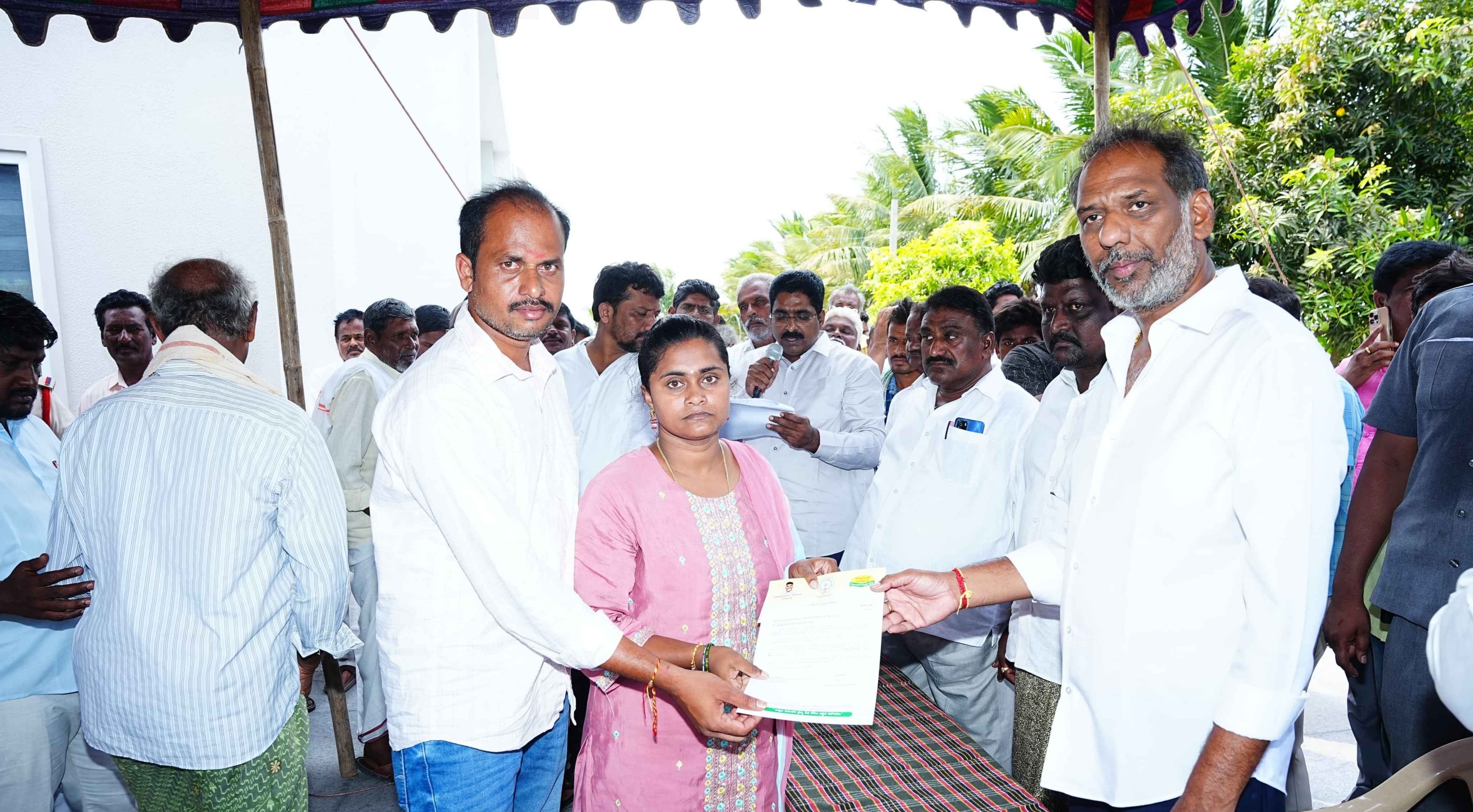 Gottipati Ravi: అద్దంకిలో సీఎంఆర్ఎఫ్ చెక్కులు పంపిణీ చేసిన మంత్రి గొట్టిపాటి రవికుమార్!