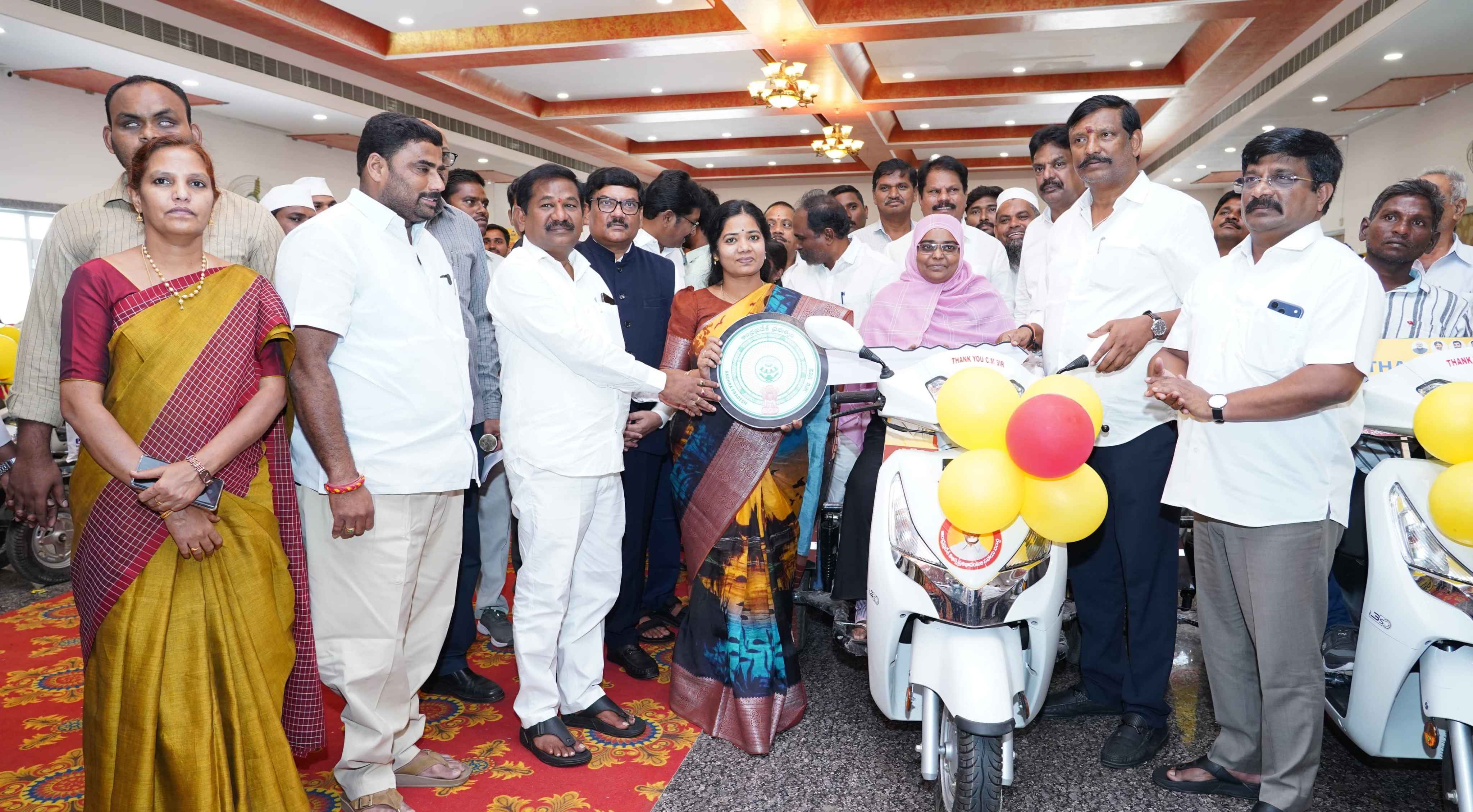 Differently Abled: మార్కాపురంలో దివ్యాంగులకు ఉచిత త్రీ వీలర్ బైక్‌ల పంపిణీ!