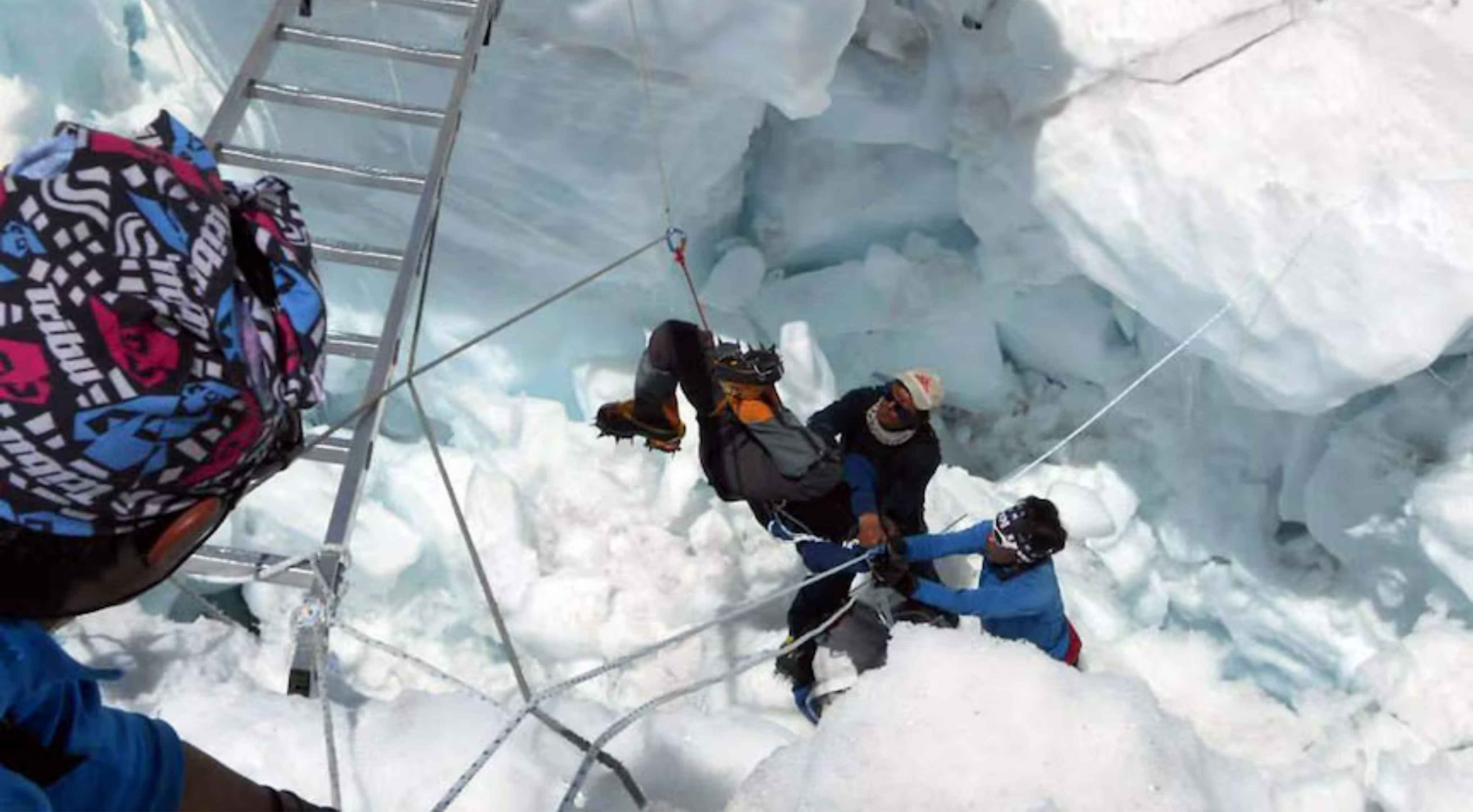 Everest: ఎవరెస్టు నుంచి తిరుగు ప్రయాణంలో విషాదం.. తెలుగు రాష్ట్రాలకు చెందిన ఇద్దరు పర్వతారోహకుల మృతి