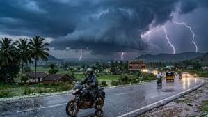 Weather Report: ఈదురు గాలులు, మెరుపులతో ముంచుకొస్తున్న వర్షాలు... ఆ జిల్లాలకు రెడ్ అలర్ట్!