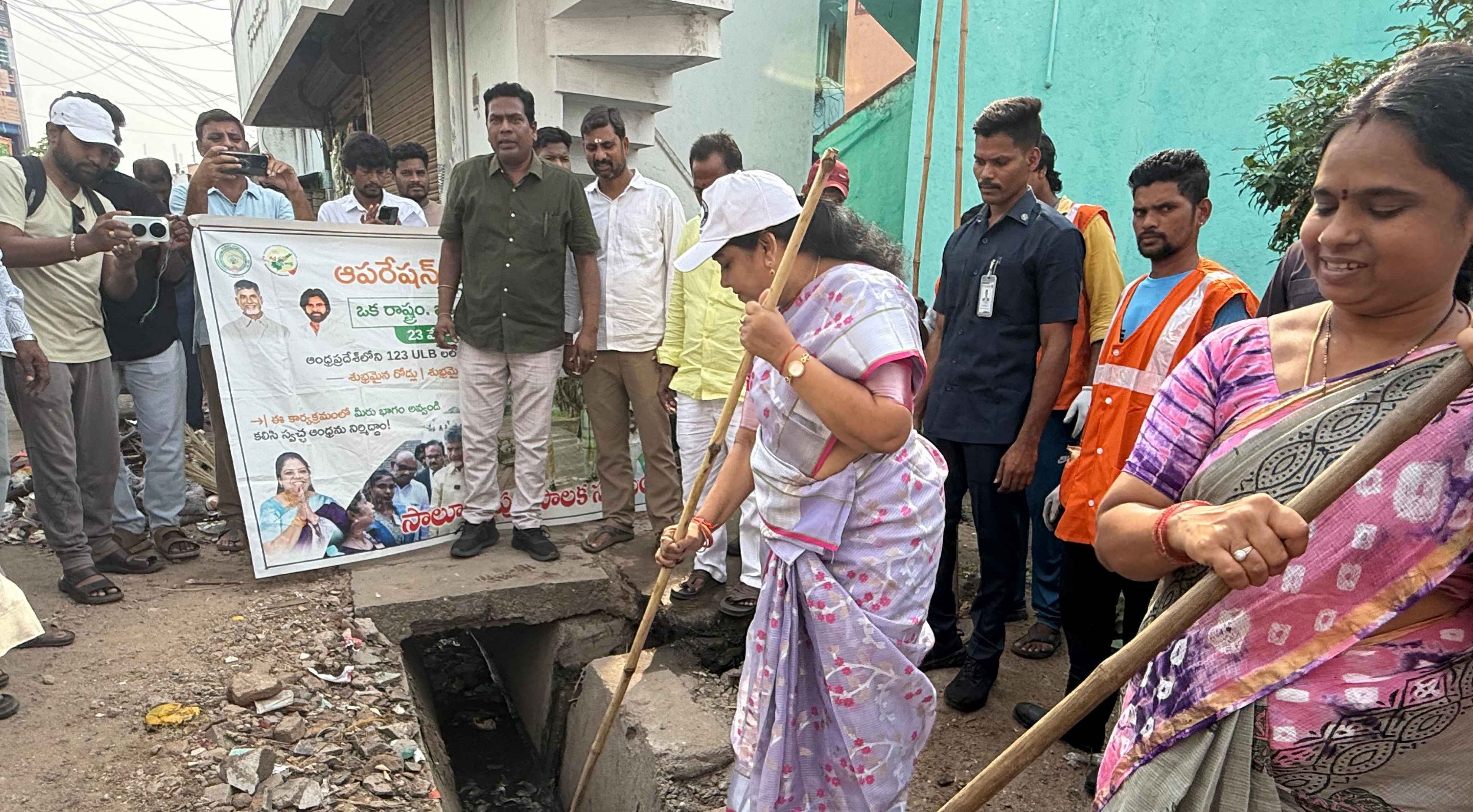 Gummadi Sandhya Rani: స్వర్ణాంధ్ర–స్వచ్ఛాంధ్రలో భాగంగా వీధులు శుభ్రం చేసిన మంత్రి సంధ్యారాణి!