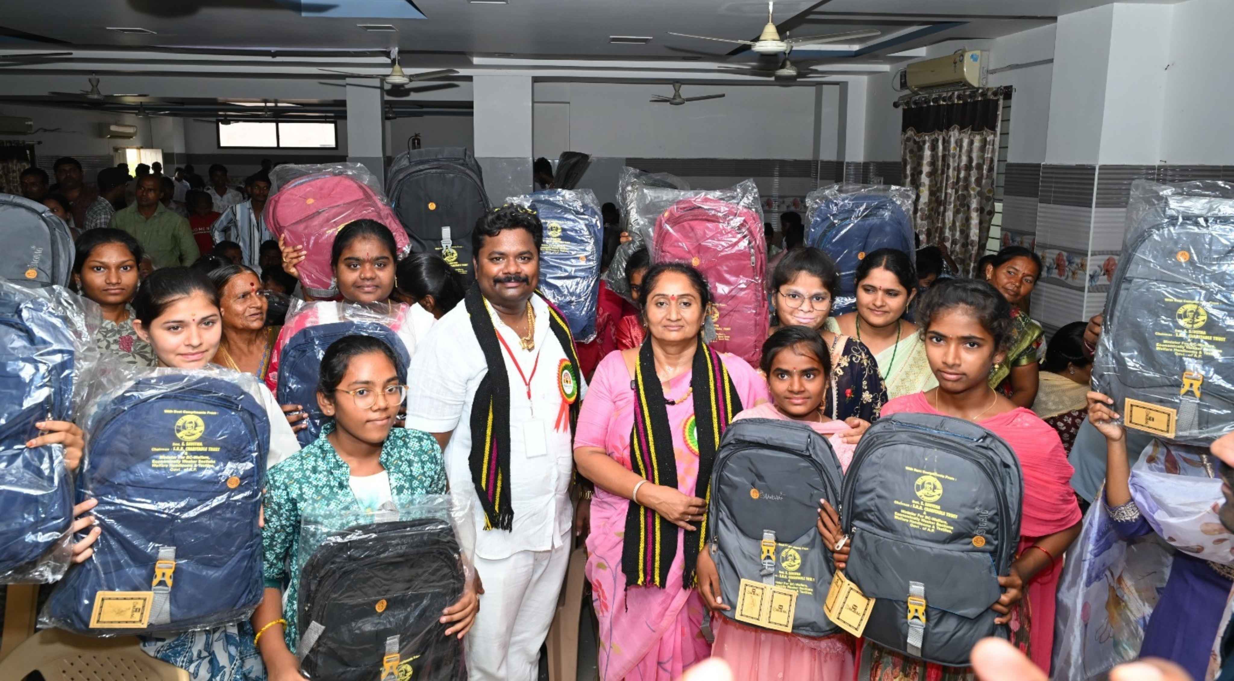 Minister Savitha: 104 మంది ప్రతిభావంతుల విద్యార్థులకు భక్త కనకదాస పురస్కారాలు!
