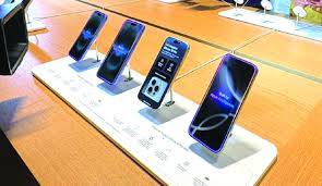 Smartphone: భారీగా పెరగనున్న స్మార్ట్ ఫోన్ ధరలు... ఆరు నెలల్లోనే 30 శాతం వరకు... ఇకపై మరింతగా..!! 