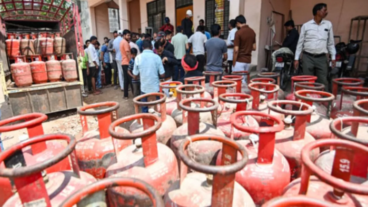 Gas Price Hike India: బిగ్ షాక్.. గ్యాస్ వినియోగదారులకు బ్యాడ్ న్యూస్.. సబ్సిడీ సిలిండర్ల సంఖ్యను సగానికి పైగా తగ్గించిన కేంద్రం!