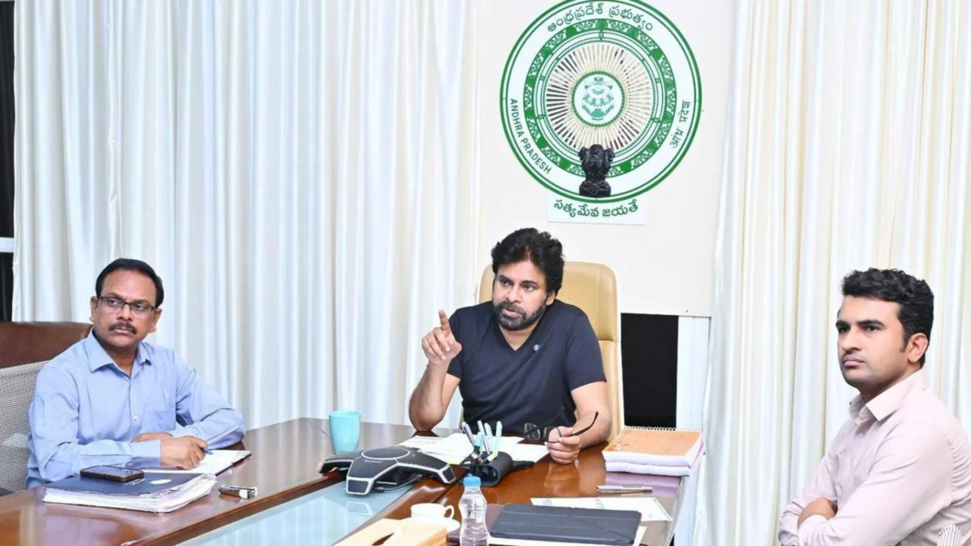 Pawan Kalyan: గోదావరి కాలుష్యంపై కఠిన చర్యలు.. ఆంధ్ర పేపర్, రాజమహేంద్రవరం కార్పొరేషన్‌కు నోటీసులు జారీ చేయాలని ఆదేశాలు!