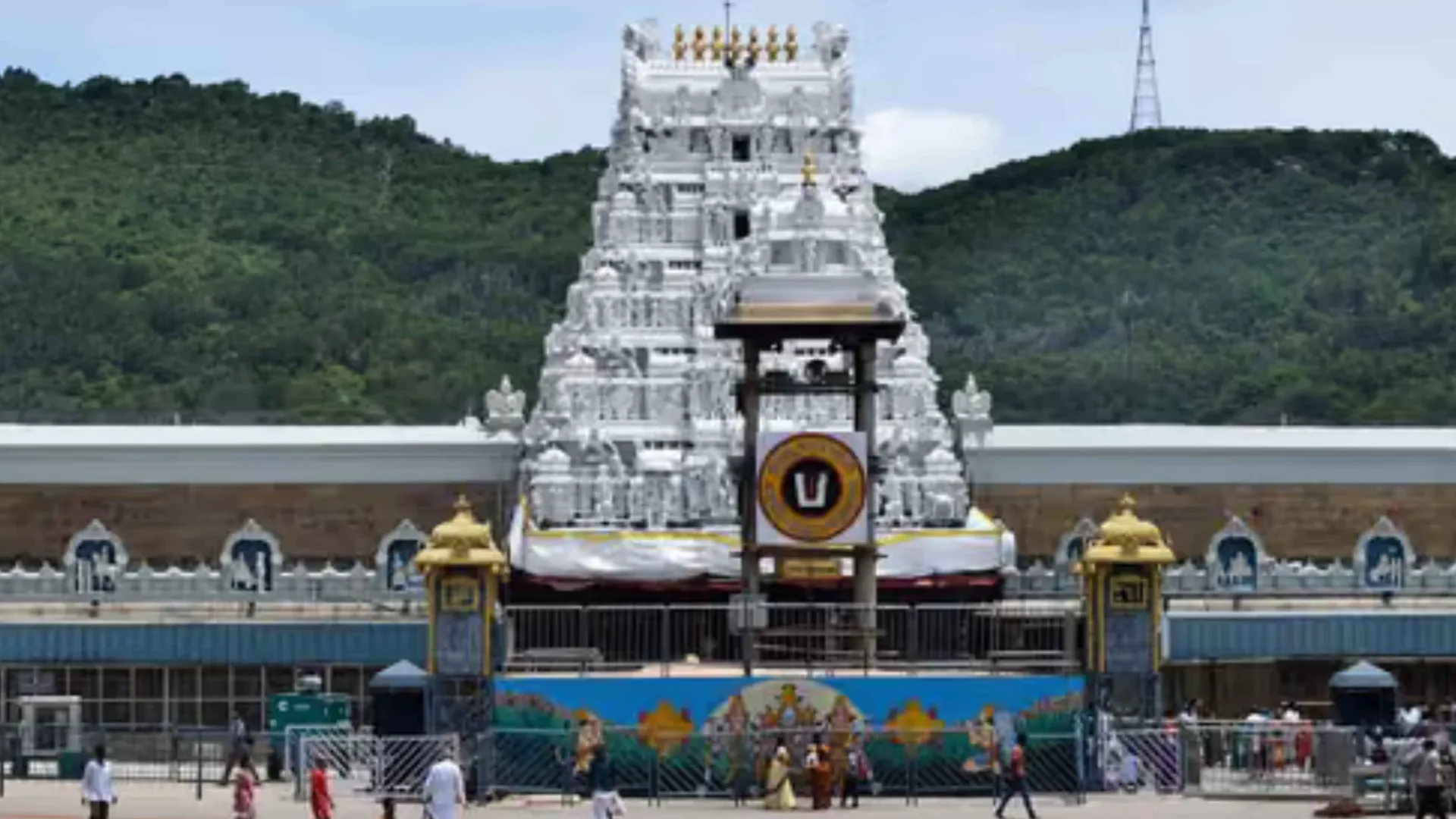 Tirumala: తిరుమలలో కొనసాగుతున్న భక్తుల రద్దీ.. సర్వదర్శనానికి 18 గంటల సమయం!