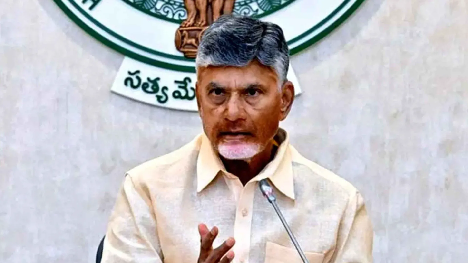 Chandrababu: సింగపూర్ పర్యటనకు బయల్దేరిన సీఎం చంద్రబాబు.. పెట్టుబడులే లక్ష్యంగా కీలక భేటీలు!