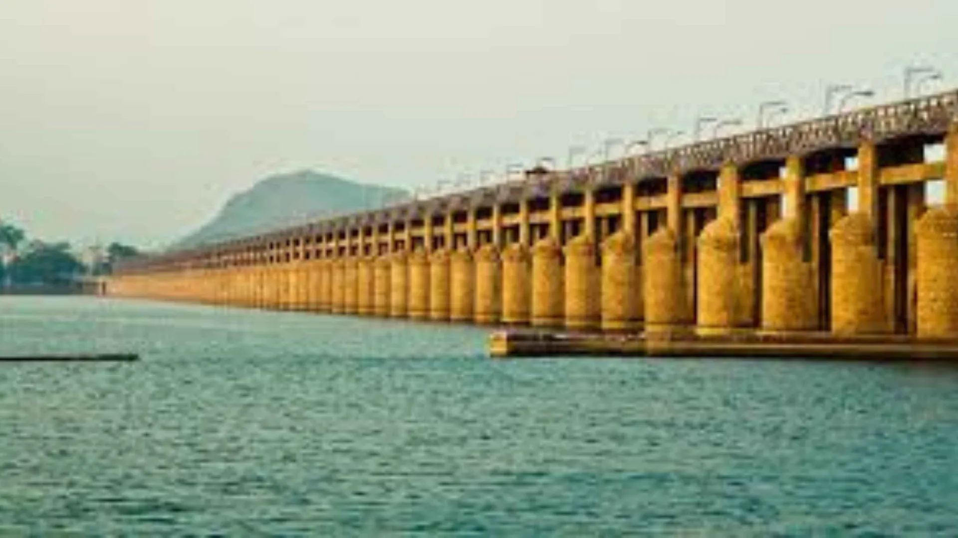 Prakasam Barrage: మున్నేరు వరద ప్రవాహం.. ప్రకాశం బ్యారేజీ నుంచి నీటి విడుదల!