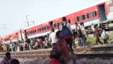 Train Accident: చైన్ లాగారు.. రైల్లో మంటలు అని అరిచారు.. అంతలోనే ముంచేసిన మృత్యువు.. ఘోర విషాదం!