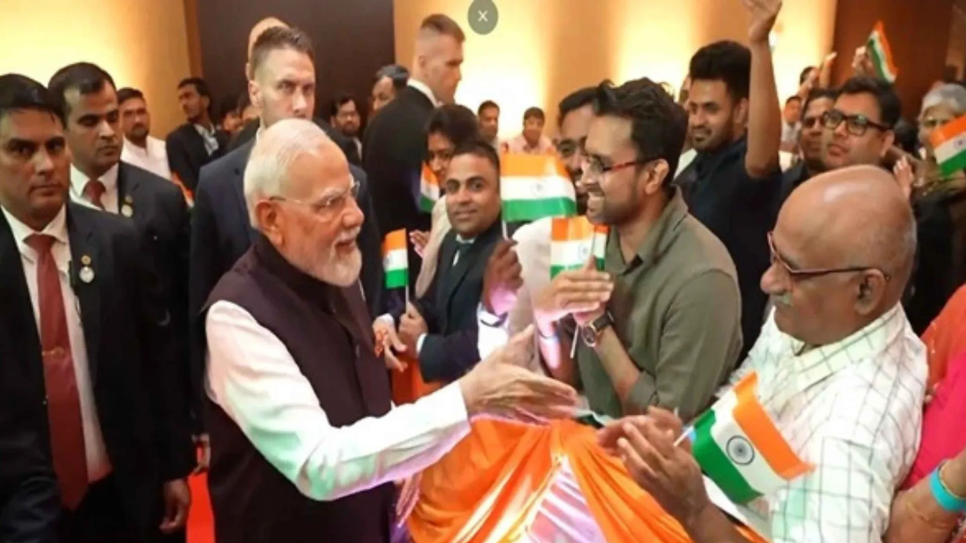 Modi: స్లోవేకియాకు చేరుకున్న ప్రధాని మోదీ.. ప్రవాస భారతీయుల ఘన స్వాగతం!