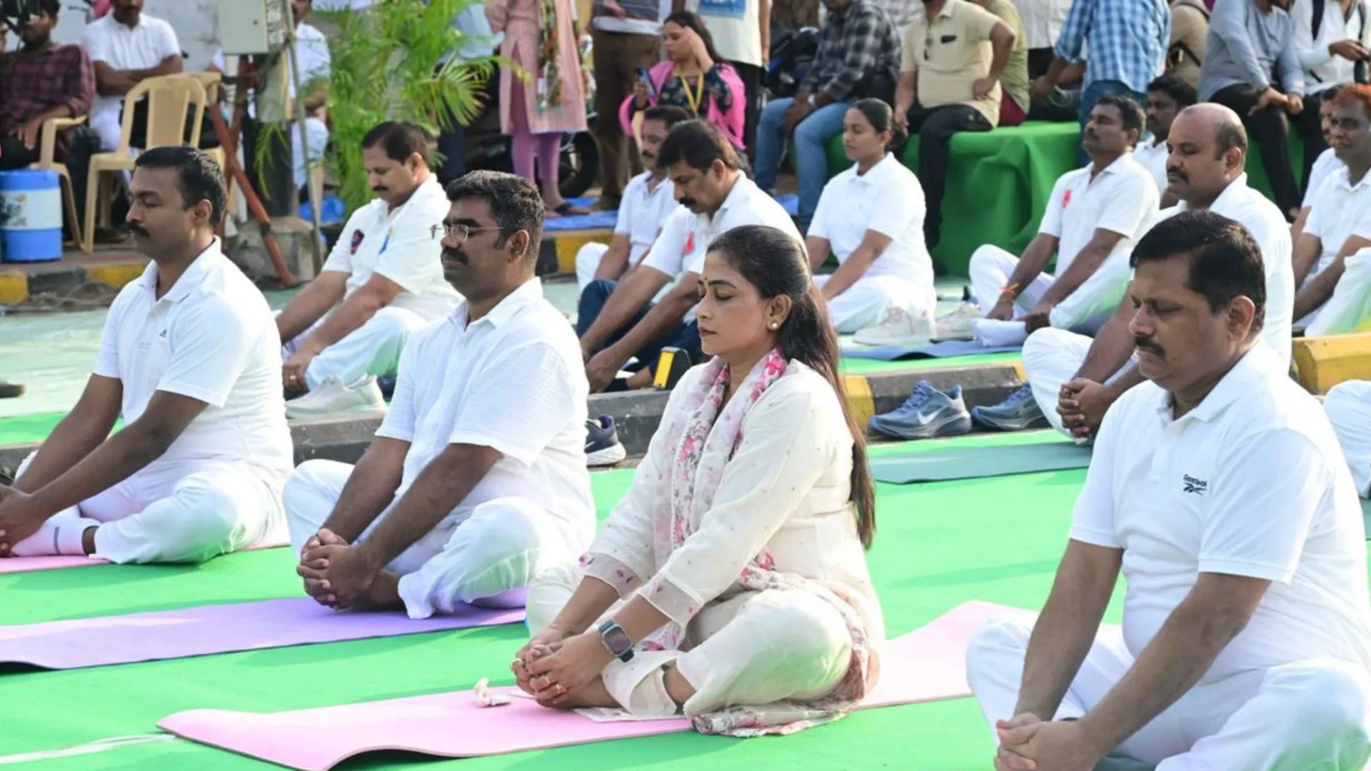Yoga: సంజీవనితో యోగాను అనుసంధానం చేసి ప్రజారోగ్యాన్ని మెరుగుపరచాలి.. సీఎం చంద్రబాబు!
