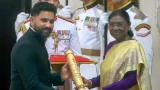 Padma Shri Award: రాష్ట్రపతి చేతుల మీదుగా 'పద్మశ్రీ' అందుకున్న రోహిత్ శర్మ.. 'హిట్ మ్యాన్' ఖాతాలో మరో అత్యున్నత గౌరవం!