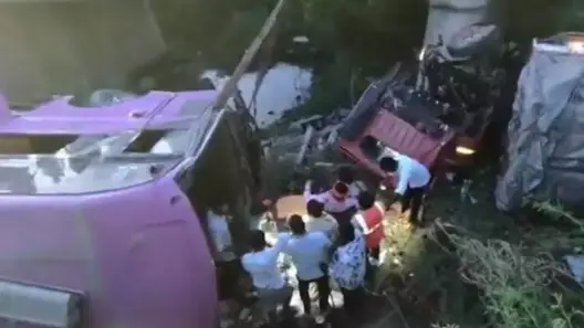 anantapur road accident private travels bus eicher vehicle collision pamidi 20 injured