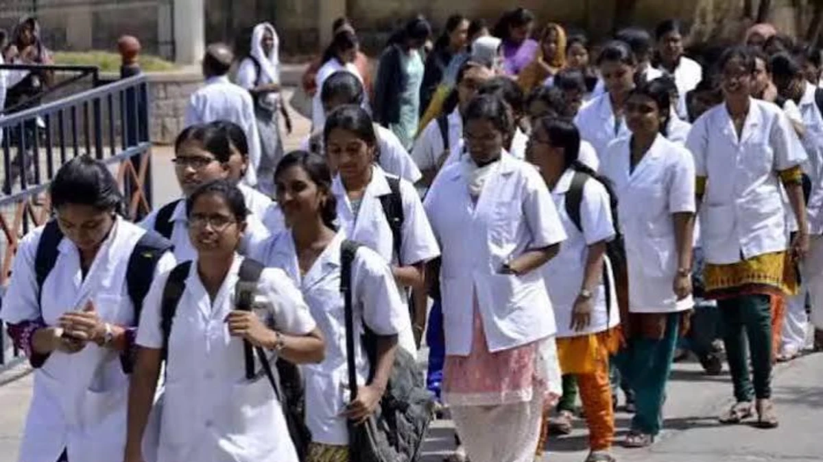 ఎంబీబీఎస్, డెంటల్ స్టడీ ఫీజులను పెంచుతూ