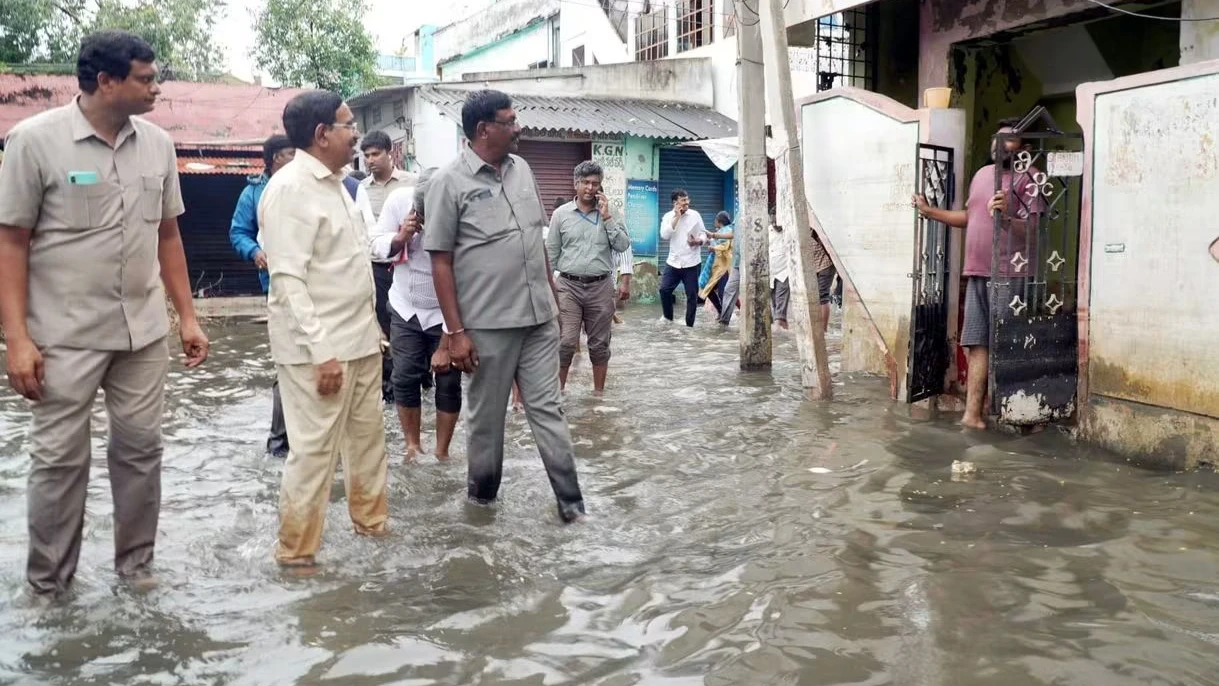 వర్షపు నీరు నిలవకూడదు..! విజయవాడలో మంత్రి నారాయణ ఆకస్మిక తనిఖీలు..