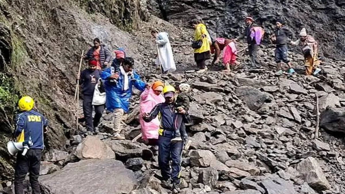 కేదార్‌నాథ్ యాత్రలో విరుచుకుపడ్డ కొండచరియలు