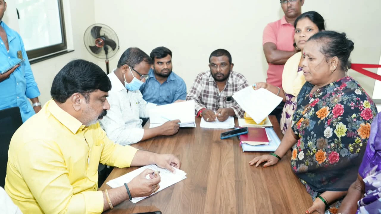 భూ వివాదాలు, అక్రమ రిజిస్ట్రేషన్లపై ఫిర్యాదులు.. టీడీపీ ప్రజావినతుల కార్యక్రమానికి భారీగా అర్జీలు