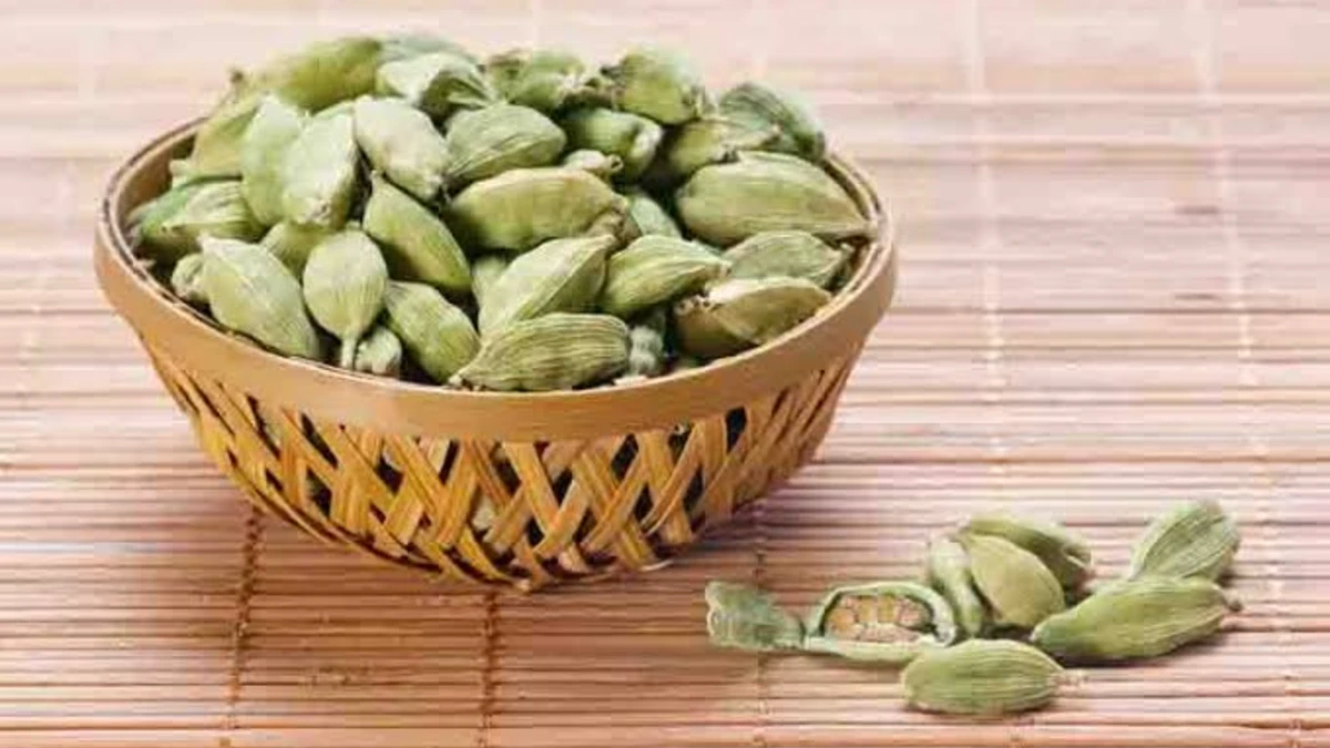 రాత్రి పడుకునే ముందు 2 యాలకులు తినండి