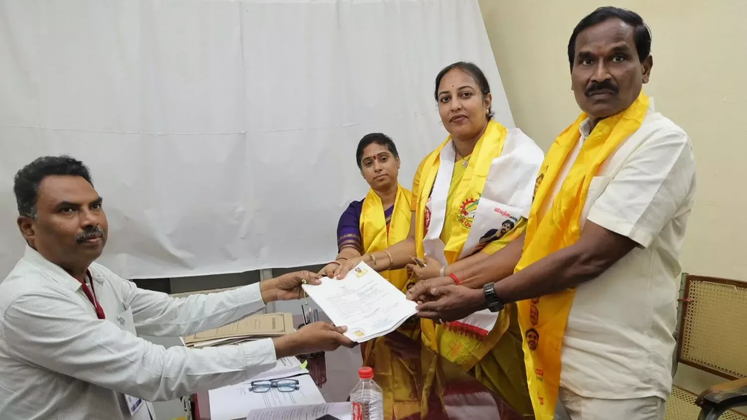 ఆర్యవైశ్యులంతా లక్ష్మీ అపర్ణ వెంటే